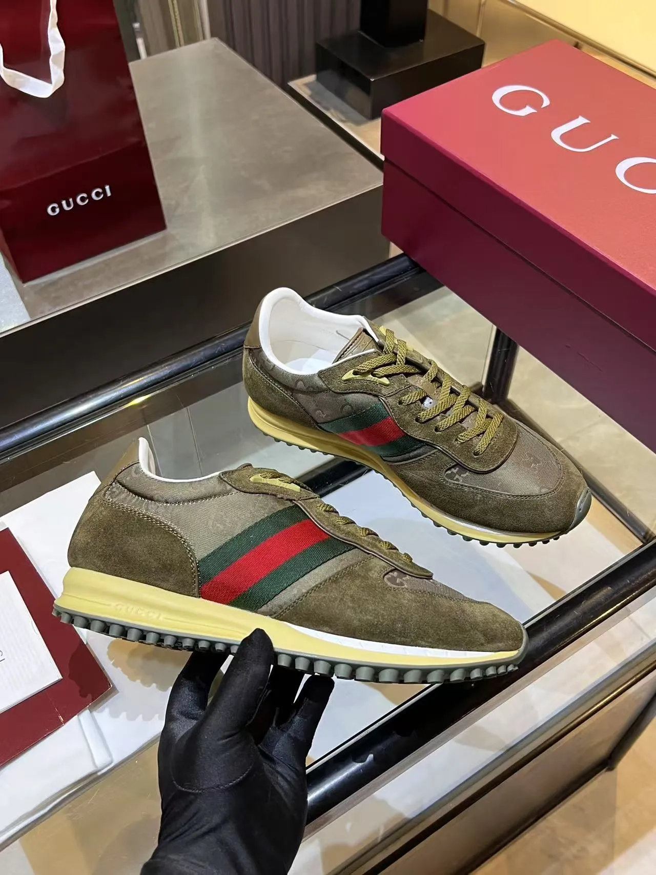 [G Home] P: 660💰 Men's Size: 40-44 (45 customized) Gucci Gucci Top version Latest catwalk style Re-Motion series Thick-soled casual sneakers Original purchase development and production This sneaker has a detachable and adjustable ankle strap, adding a dynamic item to the 2025 spring and summer series. The light and flexible outsole has been specially treated and is filled with a strong retro style. Exquisitely packaged at the delivery counter🛍📦 ▪️Fabric: Original customized imported first-layer cowhide ▪️Inner lining: Original customized breathable mesh ▪️Sole: Original molded TPU material ▪️Sole thickness: 3.5CM